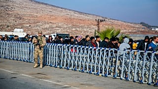 Türk Silahlı Kuvvetleri'ne (TSK) mensup bir asker, Suriyelilerin ülkelerine döndüğü Hatay Cilvegözü sınırında nöbet tutuyor, 10 Aralık 2024