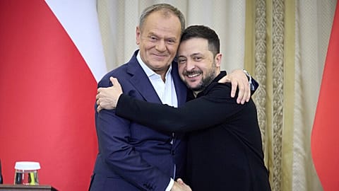 Volodimir Zelenszkij ukrán elnök (jobbra) kezet fog Donald Tusk lengyel miniszterelnökkel az ukrajnai Lembergben 2024. december 17-én, kedden.