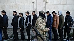 Członkowie armii al-Asada ustawiają się w kolejce, aby zarejestrować się u syryjskich rebeliantów w ramach „procesu identyfikacji i pojednania”