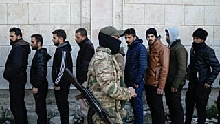 Военнослужащие сирийской армии Башара Асада выстраиваются в очередь, чтобы зарегистрироваться среди сирийских повстанцев в рамках "процесса идентификации и примирения" на территории армейского комплекса в Латакии
