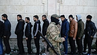 Członkowie armii al-Asada ustawiają się w kolejce, aby zarejestrować się u syryjskich rebeliantów w ramach „procesu identyfikacji i pojednania”
