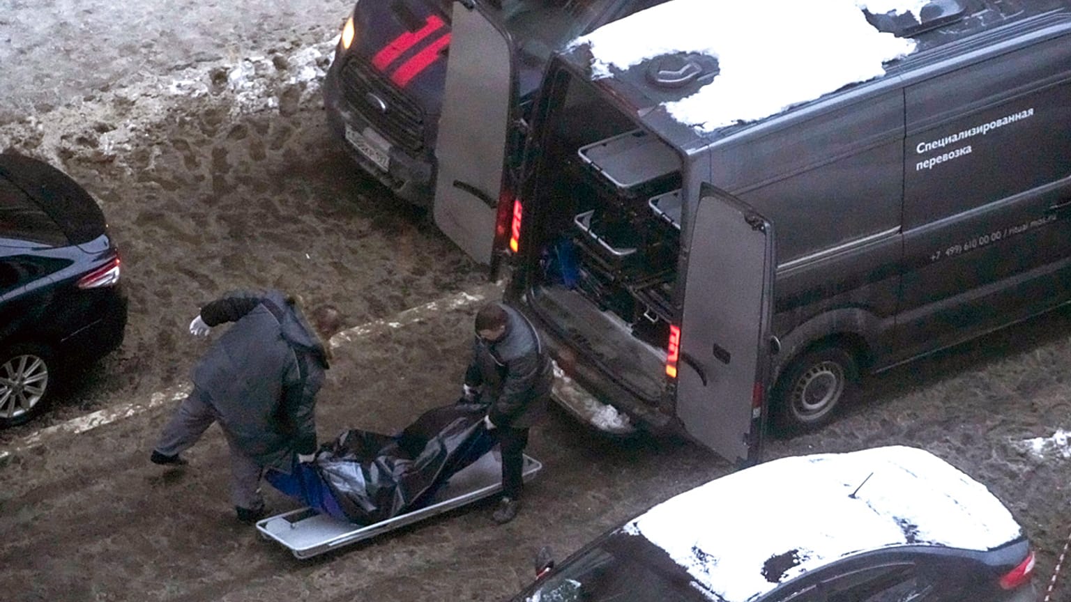 Des ouvriers chargent le corps du lieutenant-général Igor Kirillov dans un bus après que celui-ci et son assistant Ilya Polikarpov ont été tués ce mardi.