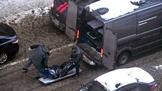 Des ouvriers chargent le corps du lieutenant-général Igor Kirillov dans un bus après que celui-ci et son assistant Ilya Polikarpov ont été tués ce mardi.