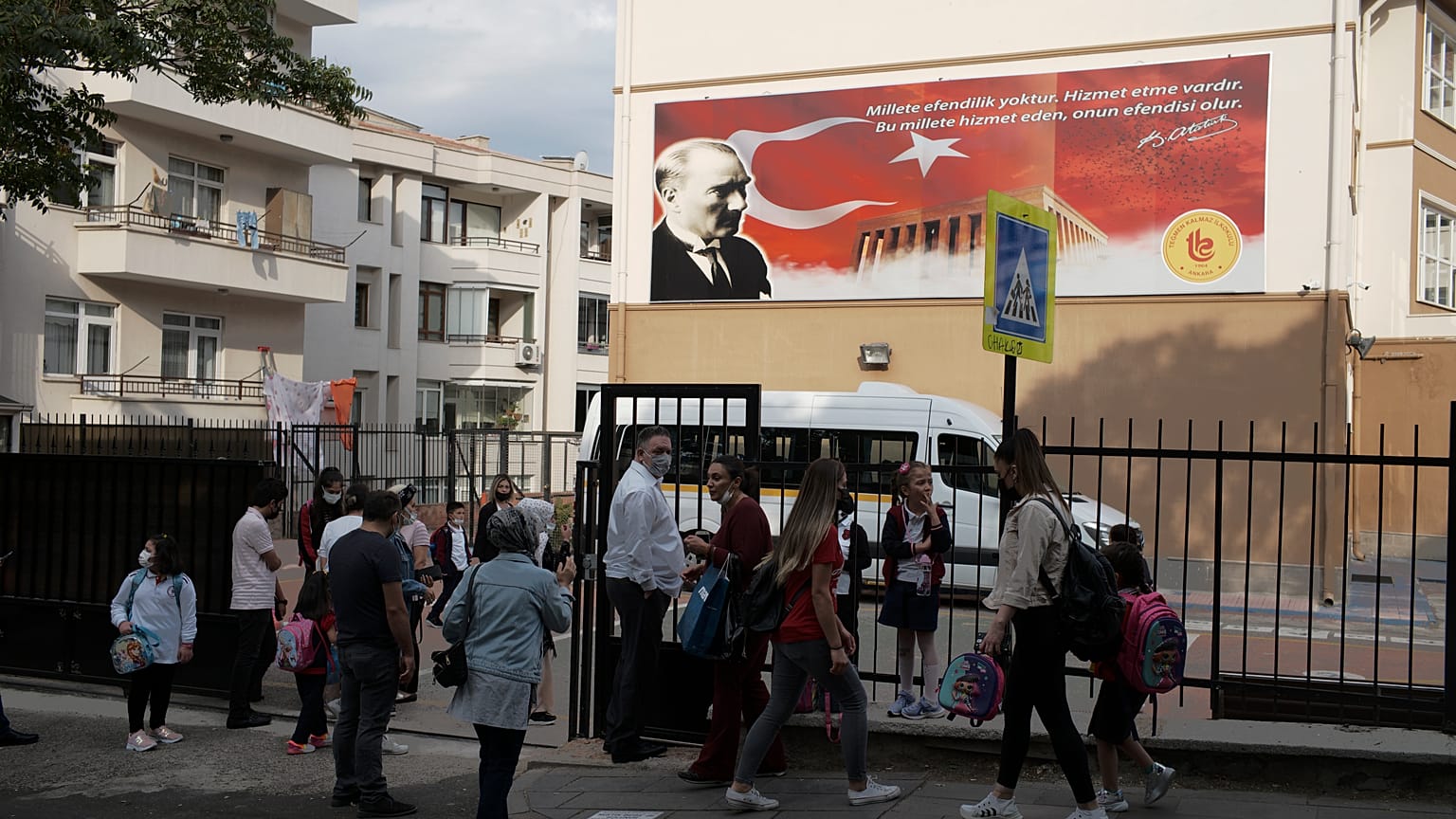 ARŞİV - Antakya İlçe Milli Eğitim Müdürlüğü, kız öğrencilerin okul servislerinin ön koltuklarına oturmasını yasaklayan tartışmalı kararda geri adım attı.