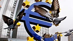 Frankfurt'taki eski Avrupa Merkez Bankası binasında Euro heykelinin önünde uçan güvercinler