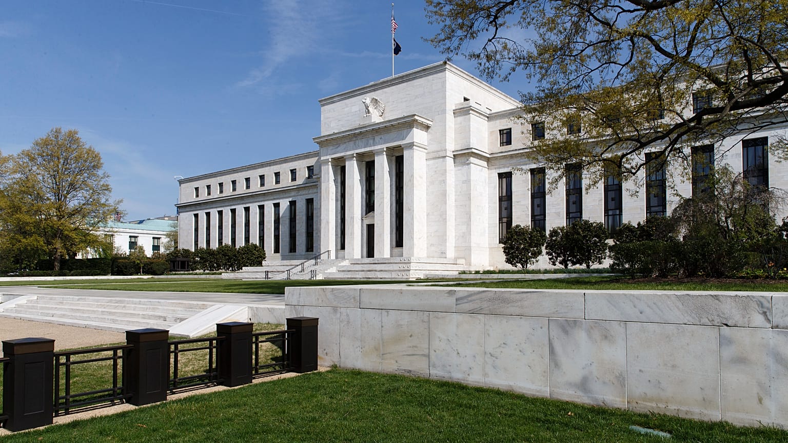 Federal Rezerv Sistemi Yönetim Kurulu'na ev sahipliği yapan ABD Federal Rezerv Bankası Binası, 25 Nisan 2014 Cuma günü Washington'da görülüyor. 