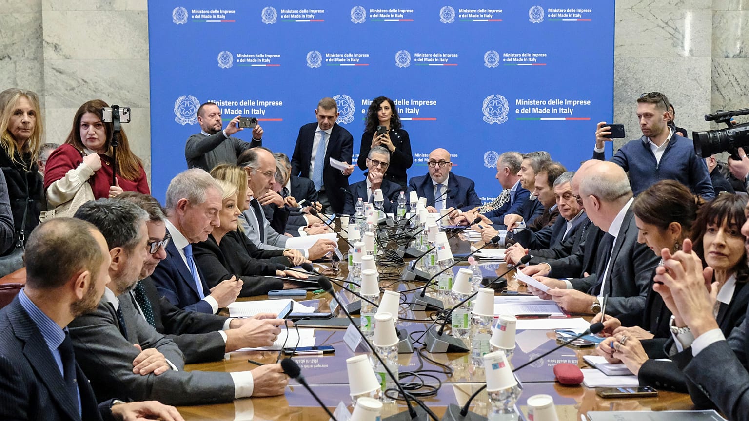 Les dirigeants de Stellantis et les ministres italiens lors d'une réunion qui s'est tenue au ministère de l'entreprise et du Made in Italy à Rome.