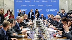 Les dirigeants de Stellantis et les ministres italiens lors d'une réunion qui s'est tenue au ministère de l'entreprise et du Made in Italy à Rome.