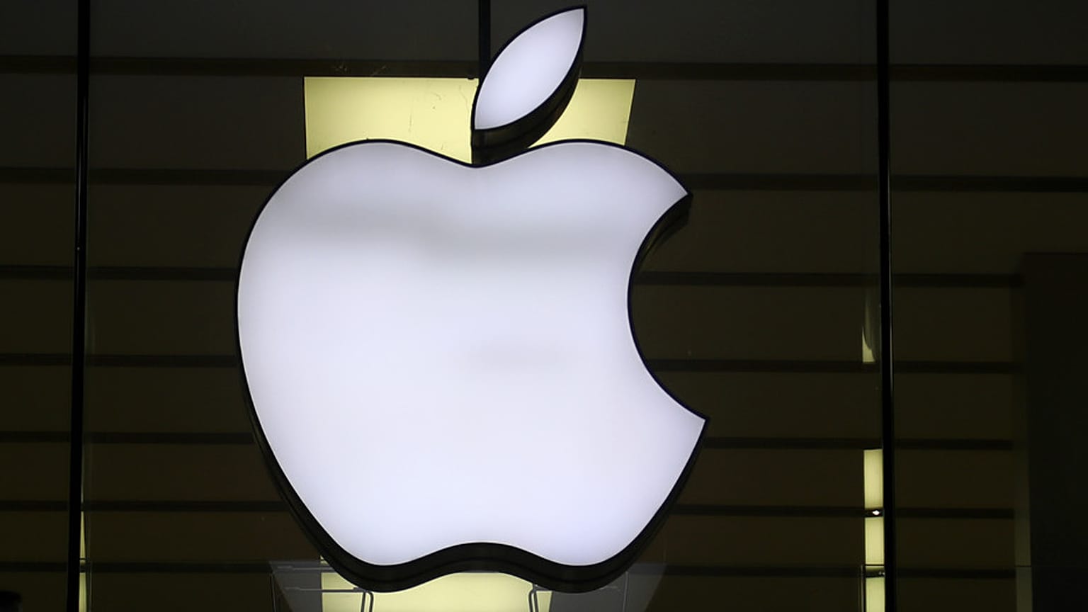 DOSSIER : Le logo d'Apple est illuminé dans un magasin du centre-ville de Munich, en Allemagne, le 16 décembre 2020.