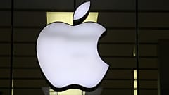 DOSSIER : Le logo d'Apple est illuminé dans un magasin du centre-ville de Munich, en Allemagne, le 16 décembre 2020.