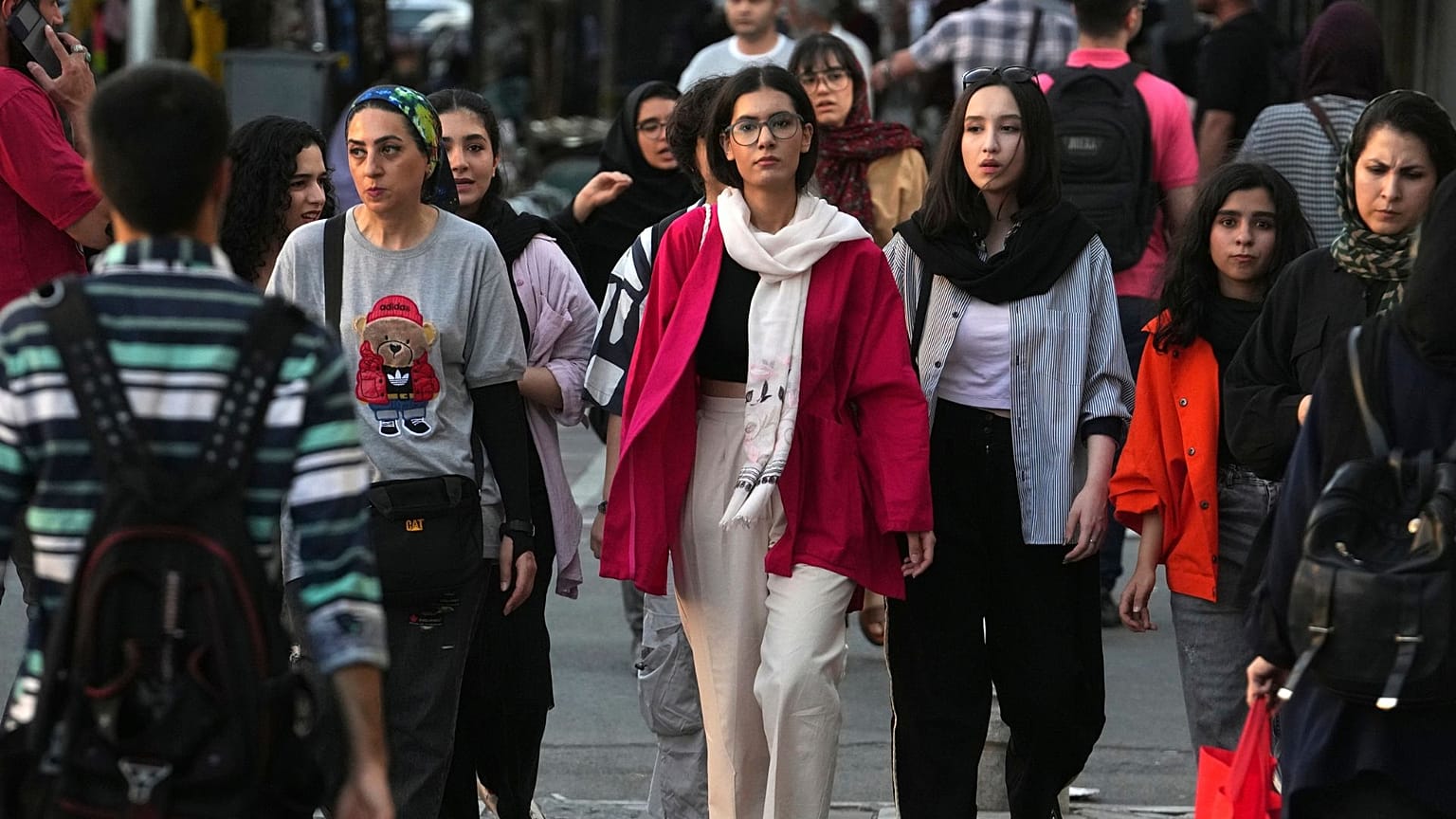 نساء إيرانيات بعضهن لا يرتدين الحجاب وسط مدينة طهران بإيران 9 أيلول سبتمبر 2023