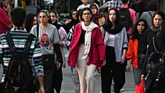 Ιρανές γυναίκες, μερικές από τις οποίες δεν φορούν την υποχρεωτική ισλαμική μαντίλα, περπατούν στο κέντρο της Τεχεράνης, Ιράν, Σάββατο, 9 Σεπτεμβρίου 2023.