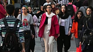 نساء إيرانيات بعضهن لا يرتدين الحجاب وسط مدينة طهران بإيران 9 أيلول سبتمبر 2023