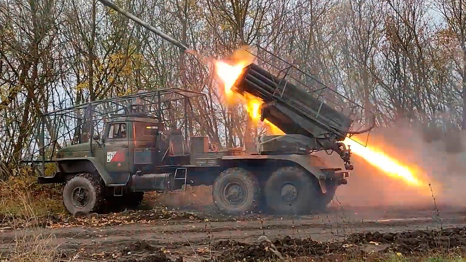 Un lanzacohetes múltiple autopropulsado 'Grad' de 122 mm dispara hacia una posición ucraniana en la región de Kursk, Rusia.