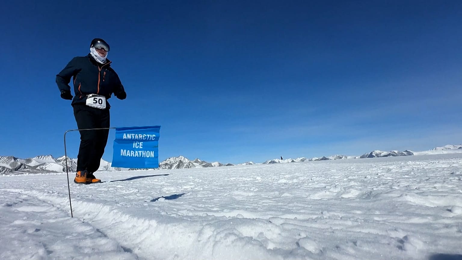 Un corredor durante el maratón de hielo, Glaciar Unión en la Antártida, 13.12.2024