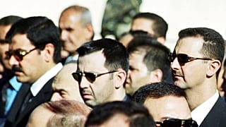صورة من الأرشيف لبشار الأسد، وشقيقه ماهر الأسد، يقفان خلال جنازة والدهما، الرئيس السابق حافظ الأسد، في دمشق، سوريا