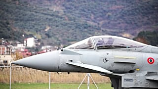 İtalya'ya ait bir Eurofighter, Arnavutluk'taki NATO üssünde görülüyor, 4 Mart 2024