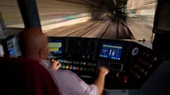 Um condutor de metro acciona a alavanca do travão do comboio antes de entrar numa estação em Barcelona, Espanha, segunda-feira, 2 de dezembro de 2024.