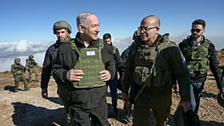 رئيس الوزراء الإسرائيلي بنيامين نتنياهو، إلى اليسار، يزور القوات الإسرائيلية في المنطقة العازلة داخل سوريا، الثلاثاء 17 ديسمبر/كانون الأول 2024.