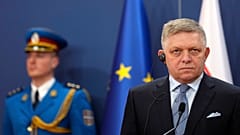 Le Premier ministre slovaque Robert Fico écoute le président serbe Aleksandar Vucic lors d'une conférence de presse au palais de Serbie à Belgrade, Serbie, jeudi 21 novembre 2024.