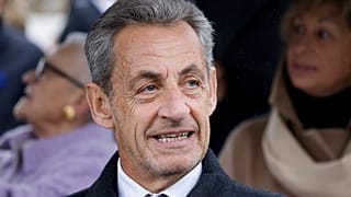 L'ancien président français Nicolas Sarkozy lors des commémorations du 106e anniversaire de l'Armistice du 11 novembre 1918, à l'Arc de Triomphe à Paris, le 11 novembre 2024