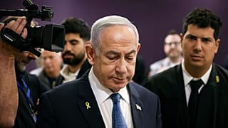 رئيس الوزراء الإسرائيلي بنيامين نتنياهو يحضر محاكمته بتهم الفساد في المحكمة الجزئية في تل أبيب، إسرائيل، الاثنين، 16 ديسمبر/كانون الأول 2024.