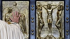 Papa Francis 2015 Kutsal Merhamet Yılı'nı başlatmak üzere Aziz Petrus Bazilikası'nın Kutsal Kapısı'nı açtı (8 Aralık 2015)