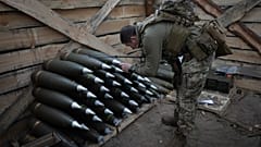 ILLUSZTRÁCIÓ: a 92. különálló rohamdandár egyik ukrán tisztje lőszert ellenőriz egy óvóhelyen a frontvonalon Vovcsanszk közelében, Harkivi területen 2024. október 28.