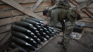 ILLUSZTRÁCIÓ: a 92. különálló rohamdandár egyik ukrán tisztje lőszert ellenőriz egy óvóhelyen a frontvonalon Vovcsanszk közelében, Harkivi területen 2024. október 28.