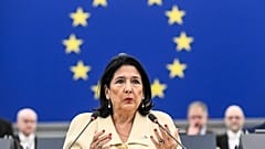 الرئيسة الجورجية المنتهية ولايتها سالومي زورابشفيلي تلقي خطابها في البرلمان الأوروبي في ستراسبورغ شرق فرنسا  18 كانون الأول ديسمبر 2024