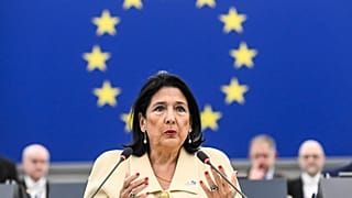 الرئيسة الجورجية المنتهية ولايتها سالومي زورابشفيلي تلقي خطابها في البرلمان الأوروبي في ستراسبورغ شرق فرنسا  18 كانون الأول ديسمبر 2024