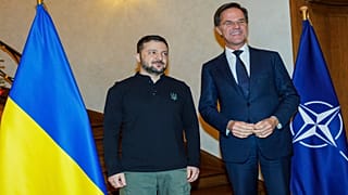 NATO Genel Sekreteri Mark Rutte, sağda, 18 Aralık 2024 Çarşamba günü Brüksel'deki bir toplantı öncesinde Ukrayna Devlet Başkanı Volodymyr Zelenskyy'yi selamlıyor.
