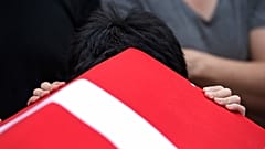 Afgan uyruklu Cevat adındaki bir çocuk, patlamada hayatını kaybeden dayısı Seyit Habibullah Sefer'in tabutunun önünde, 30 Haziran 2016