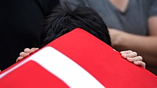 Afgan uyruklu Cevat adındaki bir çocuk, patlamada hayatını kaybeden dayısı Seyit Habibullah Sefer'in tabutunun önünde, 30 Haziran 2016