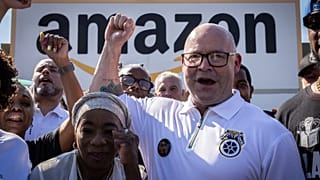 DOSYA - Teamsters Genel Başkanı Sean M. O'Brien, ortada, 19 Haziran 2024'te New York'ta Staten Island Amazon tesisi JFK8'in önünde Amazon işçileriyle birlikte miting yapıyor.