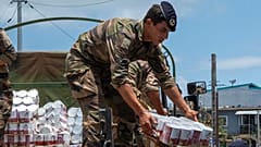 Un militaire décharge de l'aide pour les habitants de Mayotte. 