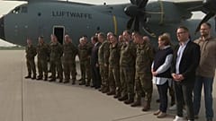 Boris Pistorius, au centre sur une piste d'une base de la Luftwaffe. 