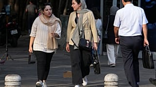 Das iranische Kopftuchgesetz, das strenge Strafen für Verstöße vorsah, wurde auf Eis gelegt.