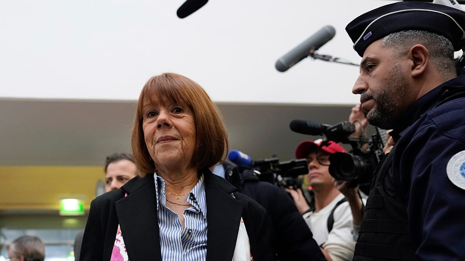 Gisèle Pelicot arrive au palais de justice d'Avignon, dans le sud de la France, le jeudi 19 décembre 2024.