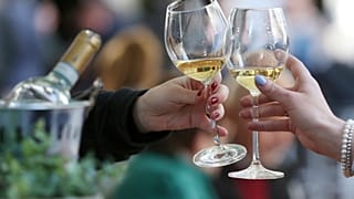 El proceso que elimina el alcohol del vino ha evolucionado notablemente y ahora puede producir vinos con niveles de alcohol moderados o casi sin alcohol.