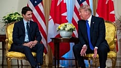 Le président Donald Trump s'exprime lors d'une réunion avec le Premier ministre canadien Justin Trudeau pendant le sommet de l'OTAN, à Winfield House, le mardi 3 décembre 2019