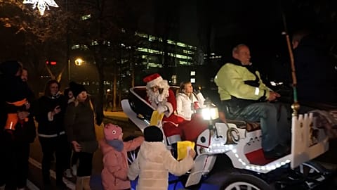 Le père Noël en calèche distribue des bonbons aux enfants de Sarajevo en Bosnie-Herzégovine, le 18.12.2024