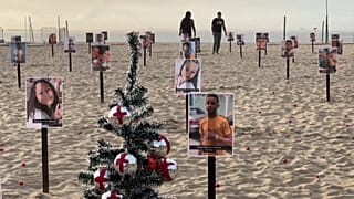 Photos d'enfants plantés dans le sable, décédés de mort violente sur la plage de Copacabana à Rio de Janeiro au Brésil, le 18.12.2024