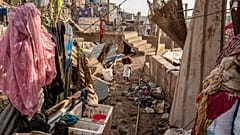 Une jeune fille marche dans le bidonville de Kaweni, à la périphérie de Mamoudzou, dans l'île de Mayotte, dans l'océan Indien français, après le passage du cyclone Chido, jeudi 19 décembre 2024. 