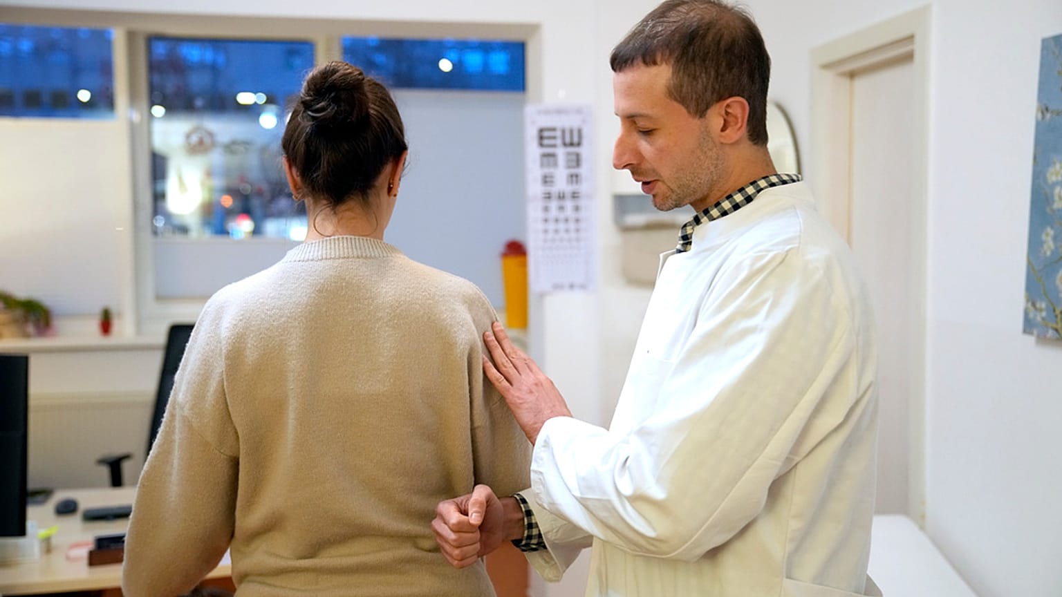 Le Dr Ayham Darouich examine un patient à Berlin, en Allemagne, en décembre 2024.