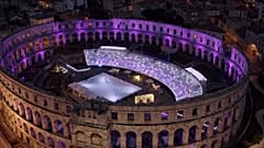 La arena de la ciudad costera de Pula en Croacia transformada en pista de hielo, Pula en Croacia, 13.12.2024