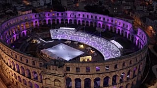 A arena da cidade costeira de Pula, na Croácia, transformada numa pista de gelo, Pula, na Croácia, 13.12.2024