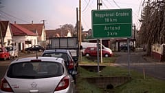 Panneau à Biharkeresztes en Hongrie : la frontière roumaine est à 3 kilomètres, Oradea est à 18 kilomètres.
