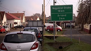 Panneau à Biharkeresztes en Hongrie : la frontière roumaine est à 3 kilomètres, Oradea est à 18 kilomètres.