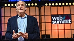 Sir Tim Berners-Lee a Web Summit 2022 harmadik napján a lisszaboni Altice Arénában, Portugáliában - 2022. november 4.